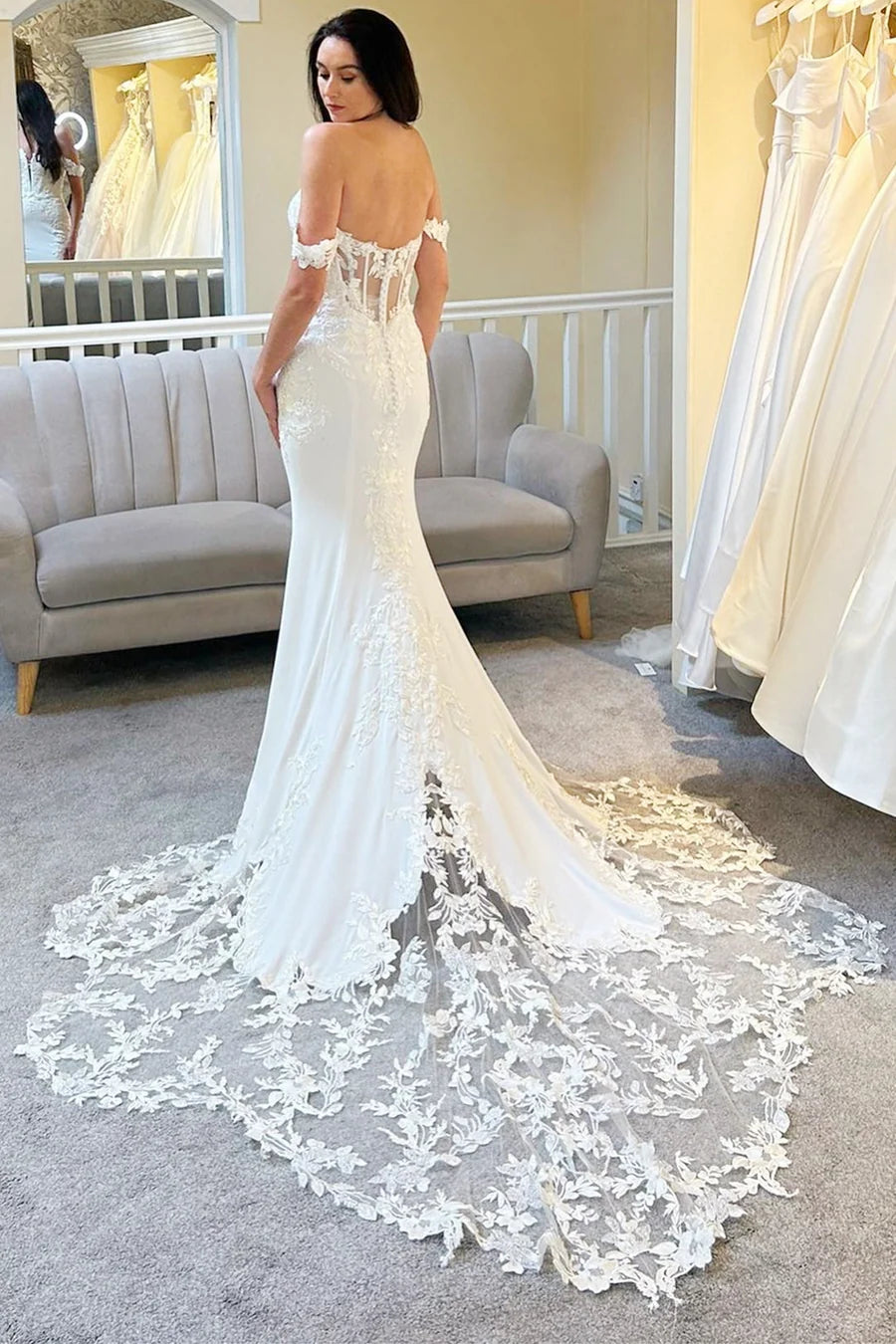 Vestido de novia largo de sirena con encaje y hombros descubiertos